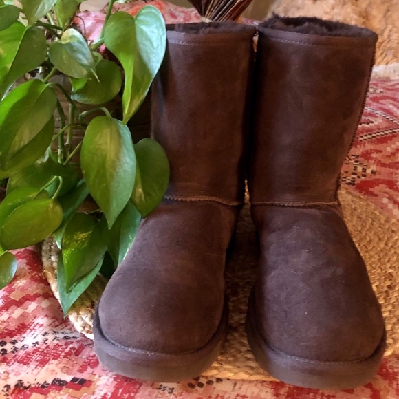 UGG Classic Short Boots - Picture 8 of 10